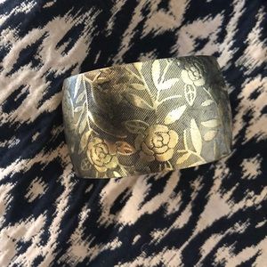 Metal bracelet with flower design, gold color